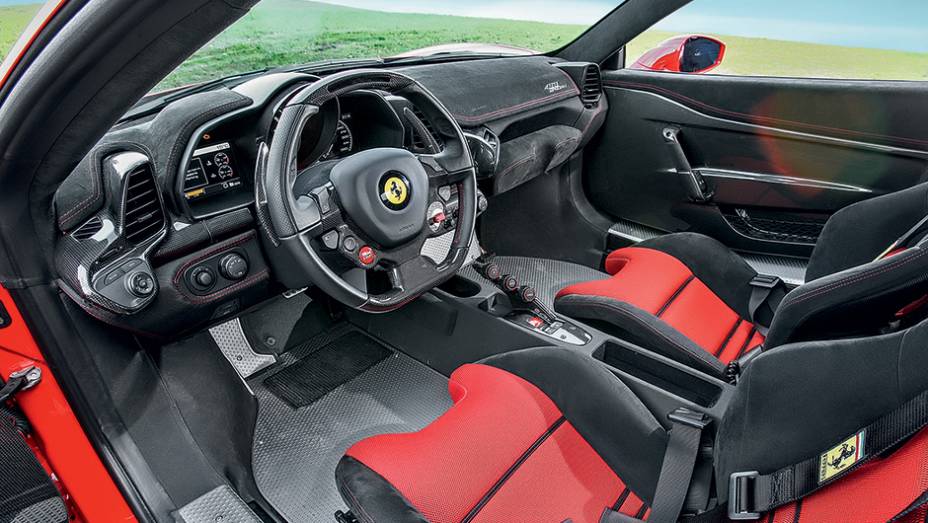 Acabamento da cabine é primoroso | <a href="https://beta-develop.quatrorodas.abril.com.br/carros/impressoes/ferrari-458-speciale-772369.shtml" rel="migration">Leia mais</a>