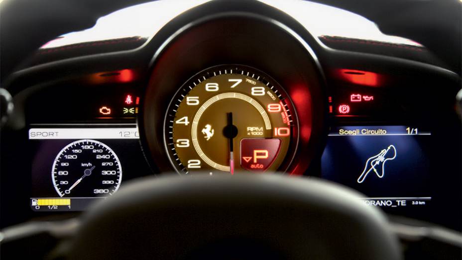 Quadro de instrumentos traz à direita uma tela que mostra traçado do circuito percorrido | <a href="https://beta-develop.quatrorodas.abril.com.br/carros/impressoes/ferrari-458-speciale-772369.shtml" rel="migration">Leia mais</a> Quadro de instrumentos traz à direita uma tela que mostra traçado do circuito percorrido | <a href="https://beta-develop.quatrorodas.abril.com.br/carros/impressoes/ferrari-458-speciale-772369.shtml" rel="migration">Leia mais</a>