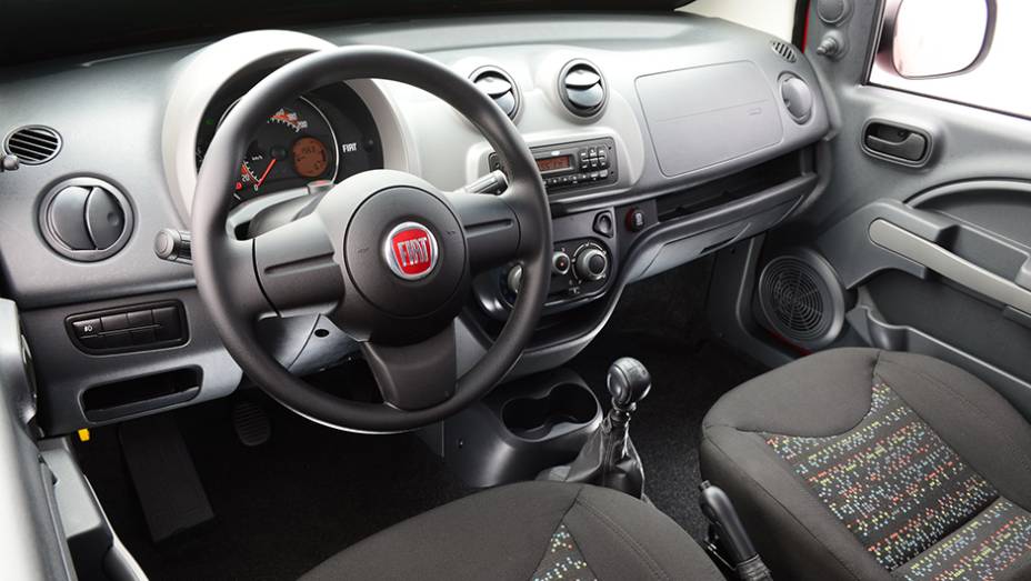 Upgrade na cabine é um dos pontos fortes do Fiorino, mas qualquer item de conforto é opcional | <a href="https://beta-develop.quatrorodas.abril.com.br/carros/impressoes/fiat-fiorino-1-4-771705.shtml" rel="migration">Leia mais</a>