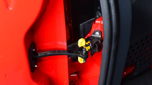 Trinco permite abertura da porta em 90 ou 180 graus | <a href="https://beta-develop.quatrorodas.abril.com.br/carros/impressoes/fiat-fiorino-1-4-771705.shtml" rel="migration">Leia mais</a> Trinco permite abertura da porta em 90 ou 180 graus | <a href="https://beta-develop.quatrorodas.abril.com.br/carros/impressoes/fiat-fiorino-1-4-771705.shtml" rel="migration">Leia mais</a>