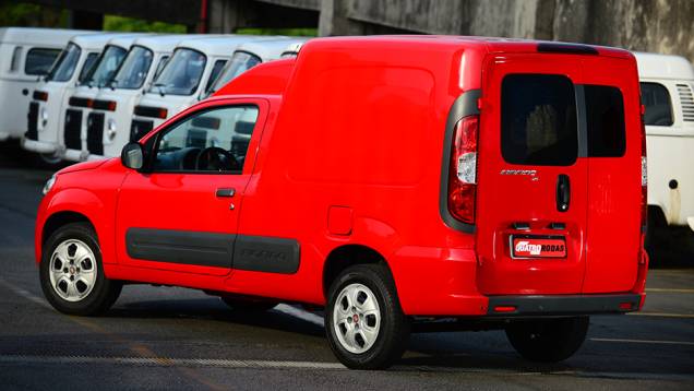 Portas são assimétricas e os faróis, maiores, como no Doblò. Maçaneta de puxar agora é vertical | <a href="https://beta-develop.quatrorodas.abril.com.br/carros/impressoes/fiat-fiorino-1-4-771705.shtml" rel="migration">Leia mais</a> Portas são assimétricas e os faróis, maiores, como no Doblò. Maçaneta de puxar agora é vertical | <a href="https://beta-develop.quatrorodas.abril.com.br/carros/impressoes/fiat-fiorino-1-4-771705.shtml" rel="migration">Leia mais</a>
