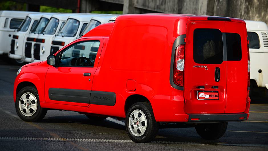 Portas são assimétricas e os faróis, maiores, como no Doblò. Maçaneta de puxar agora é vertical | <a href="https://beta-develop.quatrorodas.abril.com.br/carros/impressoes/fiat-fiorino-1-4-771705.shtml" rel="migration">Leia mais</a> Portas são assimétricas e os faróis, maiores, como no Doblò. Maçaneta de puxar agora é vertical | <a href="https://beta-develop.quatrorodas.abril.com.br/carros/impressoes/fiat-fiorino-1-4-771705.shtml" rel="migration">Leia mais</a>