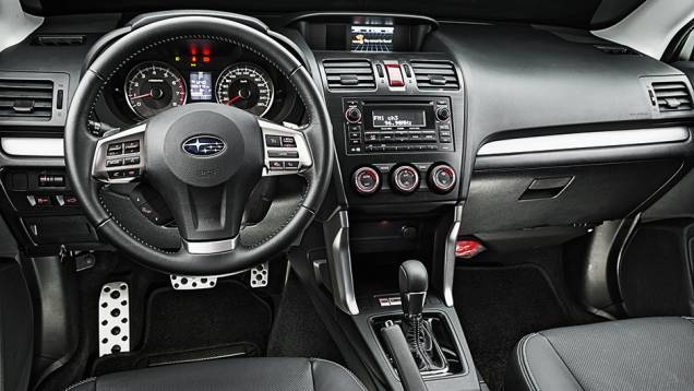 Cabine elegante e confortável. Tela colorida no topo do painel é de difícil leitura | <a href="https://beta-develop.quatrorodas.abril.com.br/carros/testes/subaru-forester-2-0-xt-turbo-772015.shtml" rel="migration">Leia mais</a> Cabine elegante e confortável. Tela colorida no topo do painel é de difícil leitura | <a href="https://beta-develop.quatrorodas.abril.com.br/carros/testes/subaru-forester-2-0-xt-turbo-772015.shtml" rel="migration">Leia mais</a>