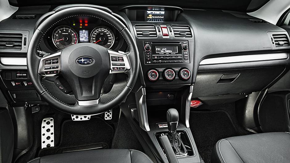 Cabine elegante e confortável. Tela colorida no topo do painel é de difícil leitura | <a href="https://beta-develop.quatrorodas.abril.com.br/carros/testes/subaru-forester-2-0-xt-turbo-772015.shtml" rel="migration">Leia mais</a> Cabine elegante e confortável. Tela colorida no topo do painel é de difícil leitura | <a href="https://beta-develop.quatrorodas.abril.com.br/carros/testes/subaru-forester-2-0-xt-turbo-772015.shtml" rel="migration">Leia mais</a>