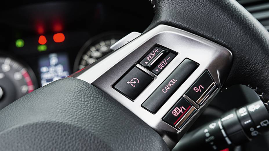 Teclas para alternar os modos de condu&ccedil;&atilde;o s&oacute; no volante | <a href="https://beta-develop.quatrorodas.abril.com.br/carros/testes/subaru-forester-2-0-xt-turbo-772015.shtml" rel="migration">Leia mais</a>