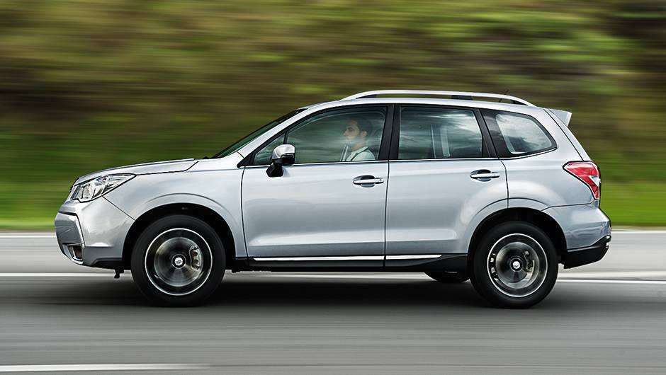 Carroceria 22,5 cm acima do solo e barras de prote&ccedil;&atilde;o nas quatro portas | <a href="https://beta-develop.quatrorodas.abril.com.br/carros/testes/subaru-forester-2-0-xt-turbo-772015.shtml" rel="migration">Leia mais</a>