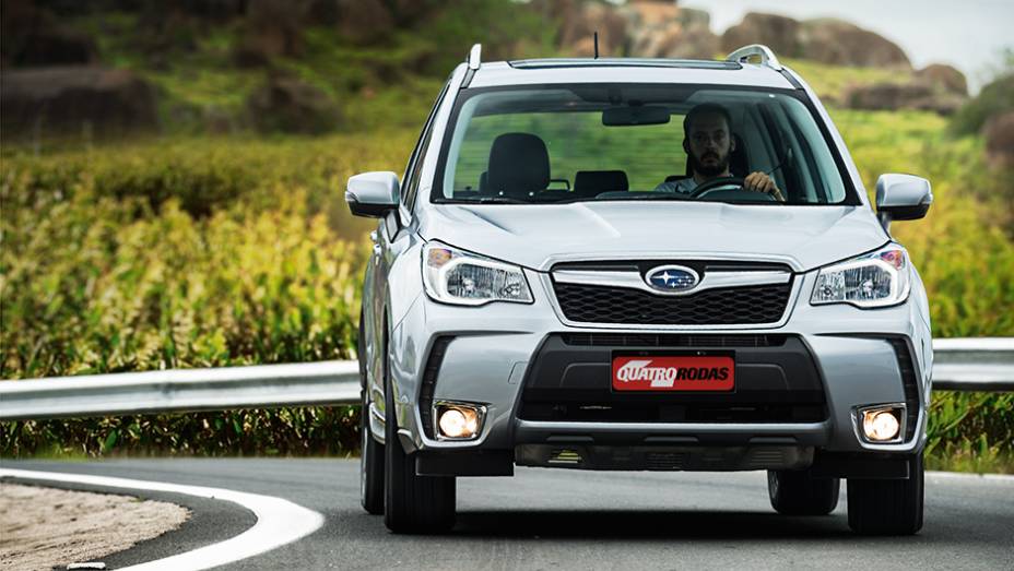 Faróis trazem sistema de nivelamento automático | <a href="https://beta-develop.quatrorodas.abril.com.br/carros/testes/subaru-forester-2-0-xt-turbo-772015.shtml" rel="migration">Leia mais</a>