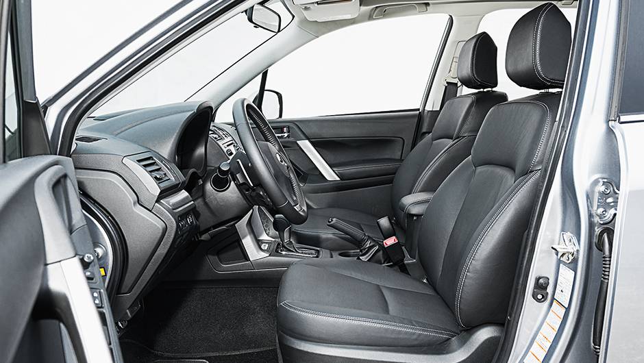 Bancos de couro com regulagem el&eacute;trica de s&eacute;rie: f&aacute;cil achar a posi&ccedil;&atilde;o de dirigir | <a href="https://beta-develop.quatrorodas.abril.com.br/carros/testes/subaru-forester-2-0-xt-turbo-772015.shtml" rel="migration">Leia mais</a>