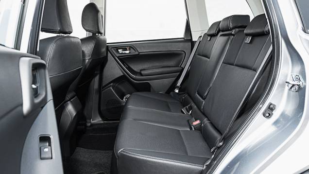 Atrás, espaço de sobra para três | <a href="https://beta-develop.quatrorodas.abril.com.br/carros/testes/subaru-forester-2-0-xt-turbo-772015.shtml" rel="migration">Leia mais</a> Atrás, espaço de sobra para três | <a href="https://beta-develop.quatrorodas.abril.com.br/carros/testes/subaru-forester-2-0-xt-turbo-772015.shtml" rel="migration">Leia mais</a>