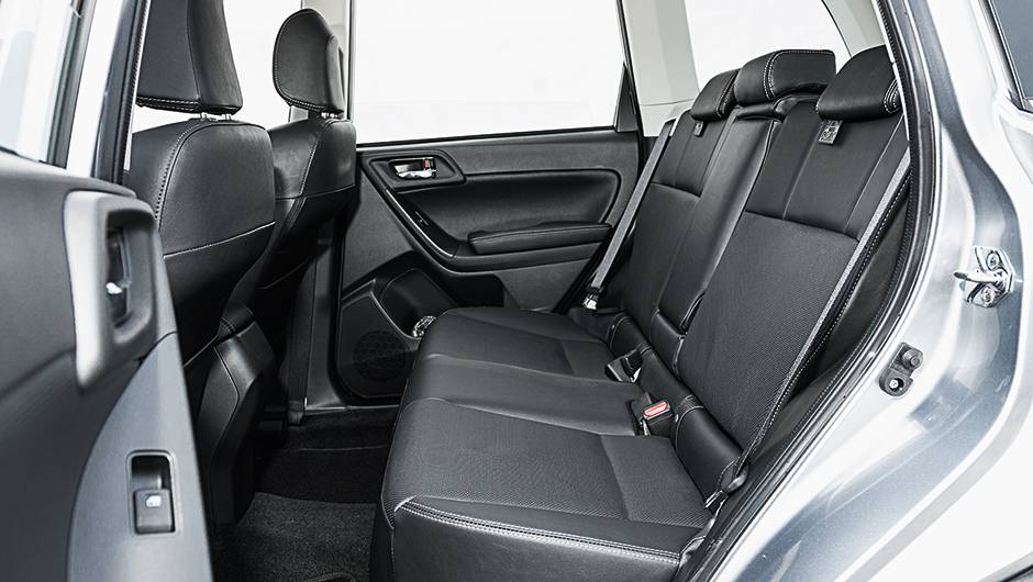 Atrás, espaço de sobra para três | <a href="https://beta-develop.quatrorodas.abril.com.br/carros/testes/subaru-forester-2-0-xt-turbo-772015.shtml" rel="migration">Leia mais</a> Atrás, espaço de sobra para três | <a href="https://beta-develop.quatrorodas.abril.com.br/carros/testes/subaru-forester-2-0-xt-turbo-772015.shtml" rel="migration">Leia mais</a>