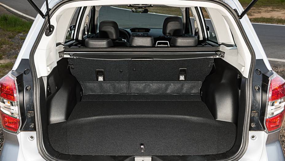 Porta-malas de 505 litros tem amplo acesso | <a href="https://beta-develop.quatrorodas.abril.com.br/carros/testes/subaru-forester-2-0-xt-turbo-772015.shtml" rel="migration">Leia mais</a>