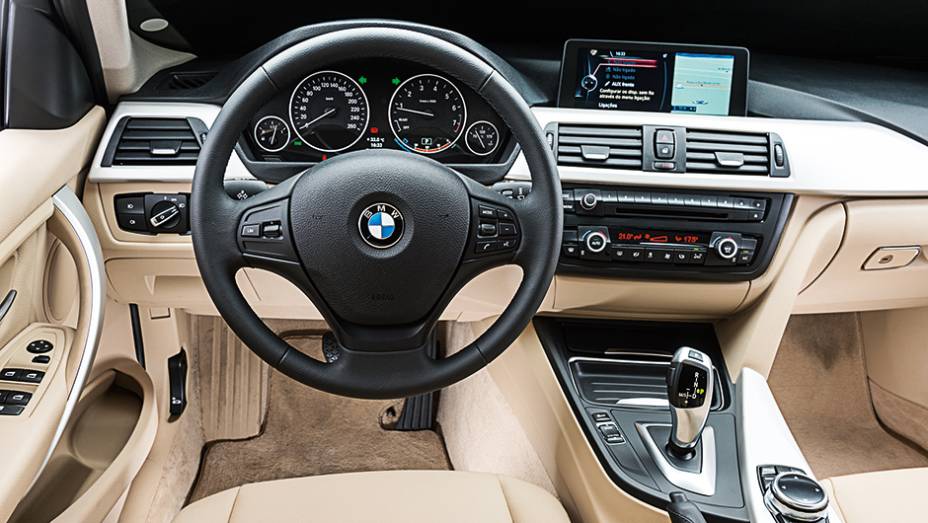 Acabamento bicolor quebra a sobriedade extrema da decora&ccedil;&atilde;o da cabine | <a href="https://beta-develop.quatrorodas.abril.com.br/carros/testes/bmw-320i-activeflex-774586.shtml" rel="migration">Leia mais</a>