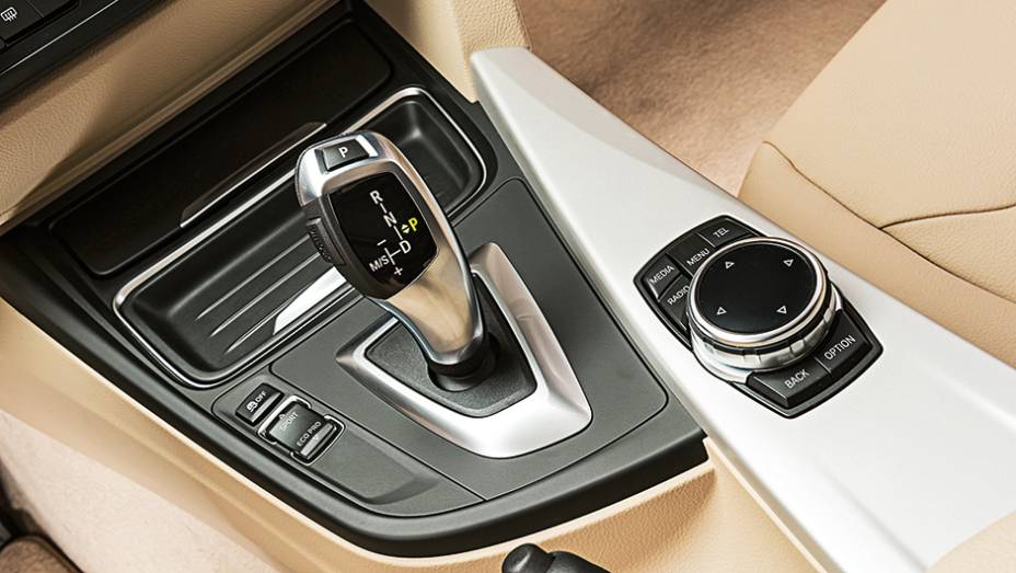 C&acirc;mbio tem oito marchas sequenciais | <a href="https://beta-develop.quatrorodas.abril.com.br/carros/testes/bmw-320i-activeflex-774586.shtml" rel="migration">Leia mais</a>