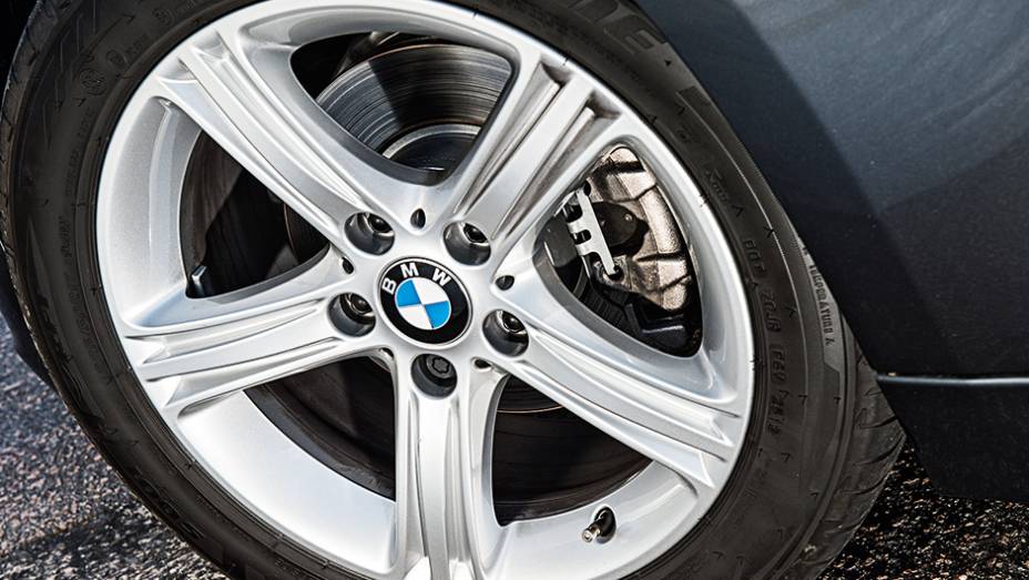 Rodas aro 18 e discos ventilados s&atilde;o de s&eacute;rie | <a href="https://beta-develop.quatrorodas.abril.com.br/carros/testes/bmw-320i-activeflex-774586.shtml" rel="migration">Leia mais</a>