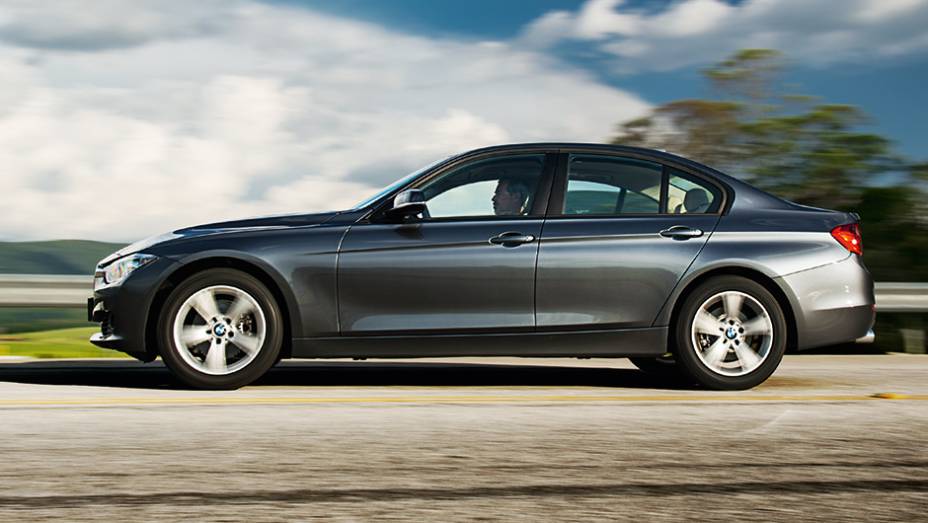 Cap&ocirc; longo e traseira curta: S&eacute;rie 3 segue elegante e atual | <a href="https://beta-develop.quatrorodas.abril.com.br/carros/testes/bmw-320i-activeflex-774586.shtml" rel="migration">Leia mais</a>