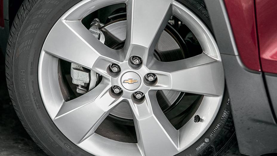 Pneus são mais indicados para o uso no asfalto | <a href="https://beta-develop.quatrorodas.abril.com.br/carros/testes/aventureiros-urbanos-777231.shtml" rel="migration">Leia mais</a>
