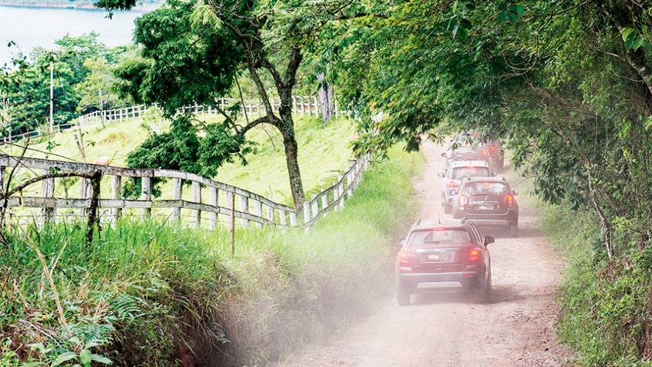 Roteiro passou por t&iacute;picas estradas de fazenda | <a href="https://beta-develop.quatrorodas.abril.com.br/carros/testes/aventureiros-urbanos-777231.shtml" rel="migration">Leia mais</a>