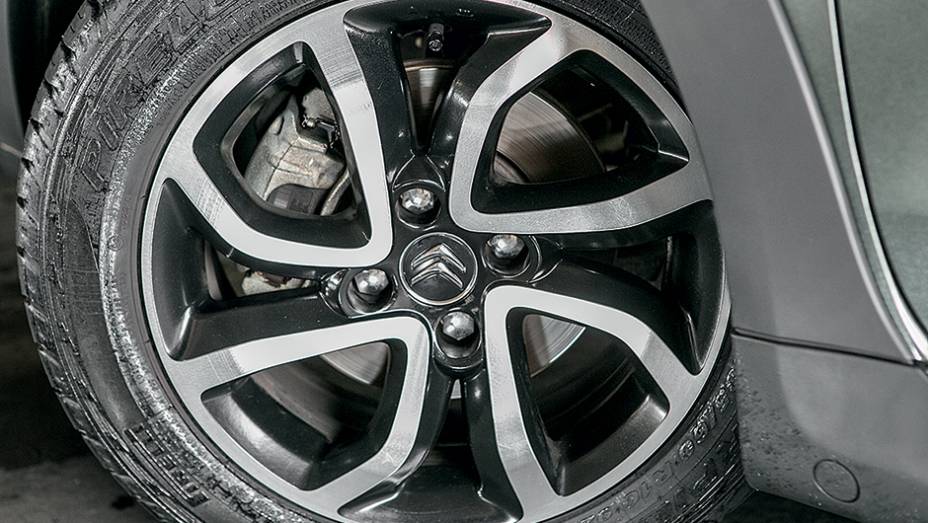  rodas de liga-leve | <a href="https://beta-develop.quatrorodas.abril.com.br/carros/testes/aventureiros-urbanos-777231.shtml" rel="migration">Leia mais</a>
