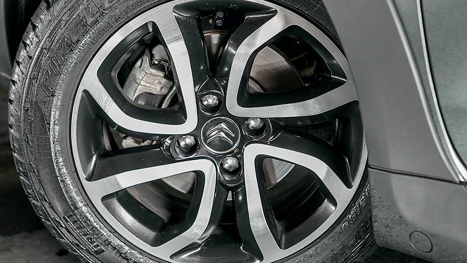  rodas de liga-leve | <a href="https://beta-develop.quatrorodas.abril.com.br/carros/testes/aventureiros-urbanos-777231.shtml" rel="migration">Leia mais</a>