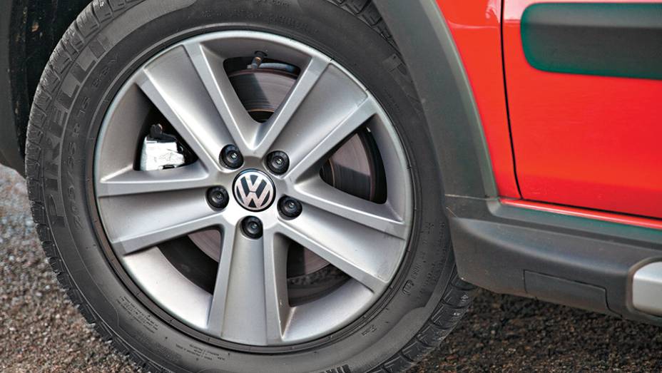 Rodas s&atilde;o de 15 polegadas | <a href="https://beta-develop.quatrorodas.abril.com.br/carros/testes/aventureiros-urbanos-777231.shtml" rel="migration">Leia mais</a>