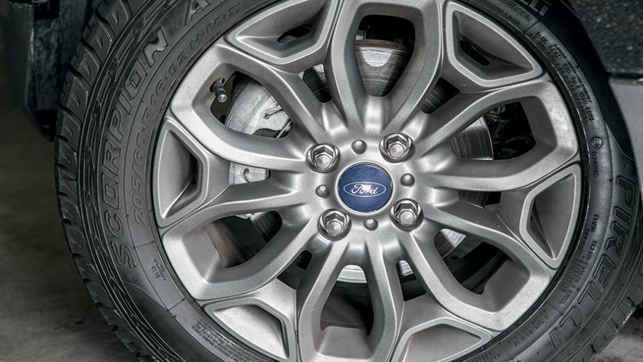 Freio a disco na dianteira | <a href="https://beta-develop.quatrorodas.abril.com.br/carros/testes/aventureiros-urbanos-777231.shtml" rel="migration">Leia mais</a>