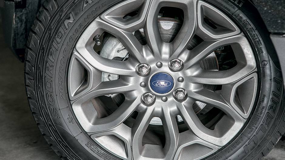 Freio a disco na dianteira | <a href="https://beta-develop.quatrorodas.abril.com.br/carros/testes/aventureiros-urbanos-777231.shtml" rel="migration">Leia mais</a>
