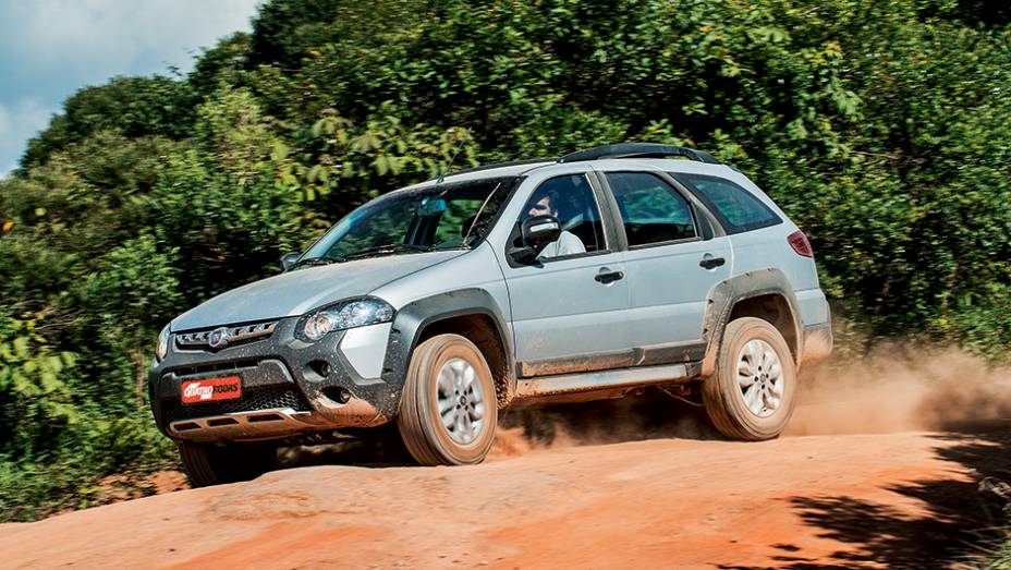 Suspens&atilde;o e pneus fizeram diferen&ccedil;a nas trilhas com a Palio | <a href="https://beta-develop.quatrorodas.abril.com.br/carros/testes/aventureiros-urbanos-777231.shtml" rel="migration">Leia mais</a>