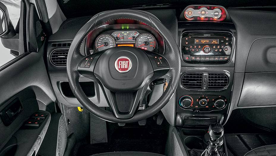 No alto do console, instrumentos medem inclinação da carroceria | <a href="https://beta-develop.quatrorodas.abril.com.br/carros/testes/aventureiros-urbanos-777231.shtml" rel="migration">Leia mais</a>
