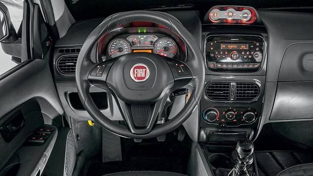 No alto do console, instrumentos medem inclinação da carroceria | <a href="https://beta-develop.quatrorodas.abril.com.br/carros/testes/aventureiros-urbanos-777231.shtml" rel="migration">Leia mais</a> No alto do console, instrumentos medem inclinação da carroceria | <a href="https://beta-develop.quatrorodas.abril.com.br/carros/testes/aventureiros-urbanos-777231.shtml" rel="migration">Leia mais</a>
