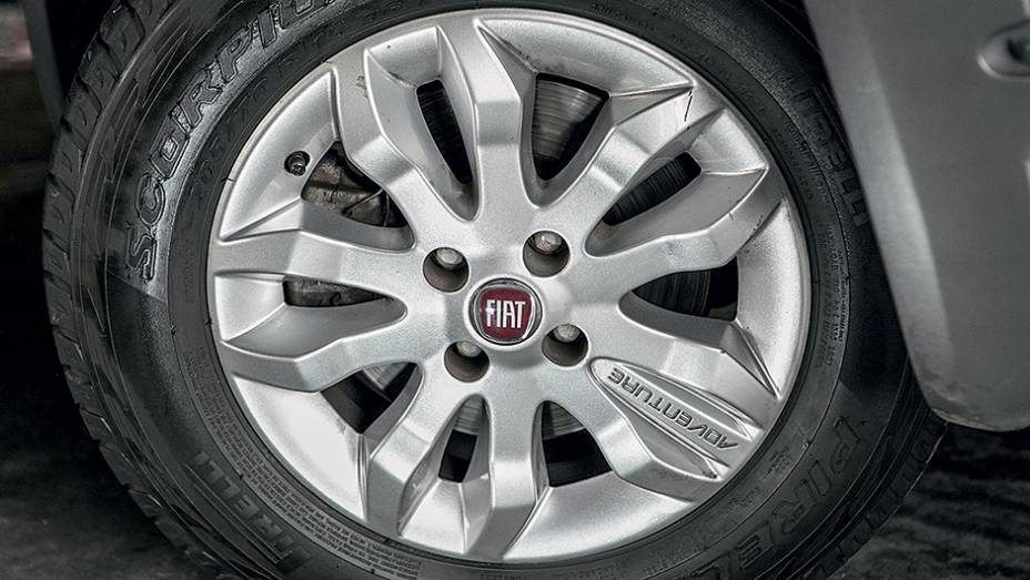 Rodas têm aro 15 | <a href="https://beta-develop.quatrorodas.abril.com.br/carros/testes/aventureiros-urbanos-777231.shtml" rel="migration">Leia mais</a>