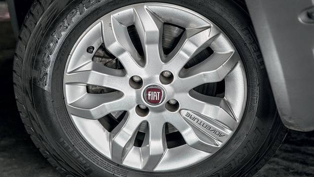 Rodas têm aro 15 | <a href="https://beta-develop.quatrorodas.abril.com.br/carros/testes/aventureiros-urbanos-777231.shtml" rel="migration">Leia mais</a> Rodas têm aro 15 | <a href="https://beta-develop.quatrorodas.abril.com.br/carros/testes/aventureiros-urbanos-777231.shtml" rel="migration">Leia mais</a>