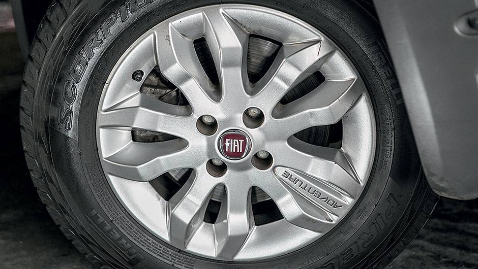 Rodas t&ecirc;m aro 15 | <a href="https://beta-develop.quatrorodas.abril.com.br/carros/testes/aventureiros-urbanos-777231.shtml" rel="migration">Leia mais</a>