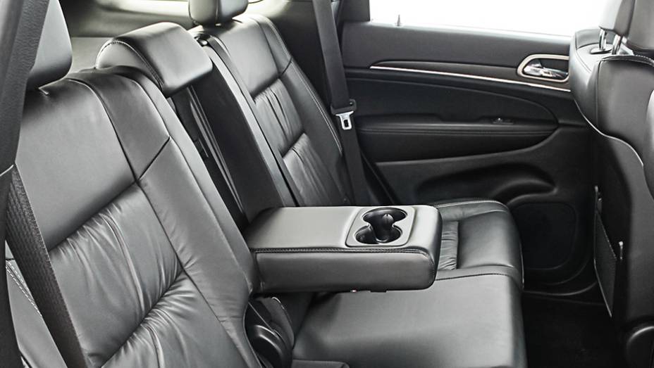 Espaço e conforto para três adultos | <a href="https://beta-develop.quatrorodas.abril.com.br/carros/impressoes/jeep-grand-cherokee-limited-v6-3-6-774608.shtml" rel="migration">Leia mais</a>