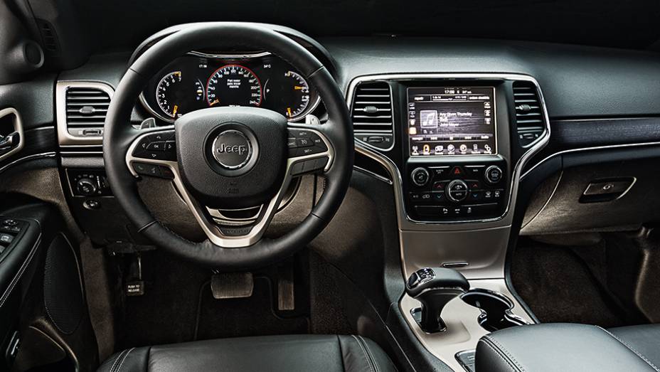 Novo câmbio trouxe console central redesenhado e borboletas de troca de marchas no volante | <a href="https://beta-develop.quatrorodas.abril.com.br/carros/impressoes/jeep-grand-cherokee-limited-v6-3-6-774608.shtml" rel="migration">Leia mais</a>