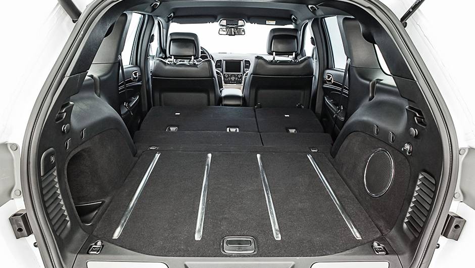 Porta-malas: volume de 457 a 1 554 litros | <a href="https://beta-develop.quatrorodas.abril.com.br/carros/impressoes/jeep-grand-cherokee-limited-v6-3-6-774608.shtml" rel="migration">Leia mais</a> Porta-malas: volume de 457 a 1 554 litros | <a href="https://beta-develop.quatrorodas.abril.com.br/carros/impressoes/jeep-grand-cherokee-limited-v6-3-6-774608.shtml" rel="migration">Leia mais</a>