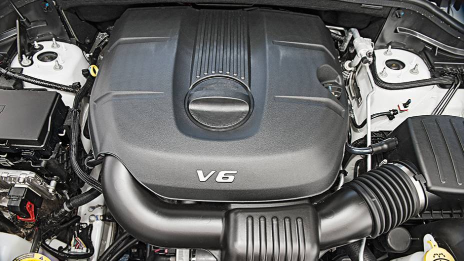 Motor V6: duplo comando de válvulas no cabeçote | <a href="https://beta-develop.quatrorodas.abril.com.br/carros/impressoes/jeep-grand-cherokee-limited-v6-3-6-774608.shtml" rel="migration">Leia mais</a>