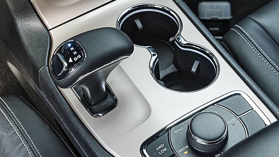 C&acirc;mbio: monitoramento eletr&ocirc;nico e oito marchas | <a href="https://beta-develop.quatrorodas.abril.com.br/carros/impressoes/jeep-grand-cherokee-limited-v6-3-6-774608.shtml" rel="migration">Leia mais</a>
