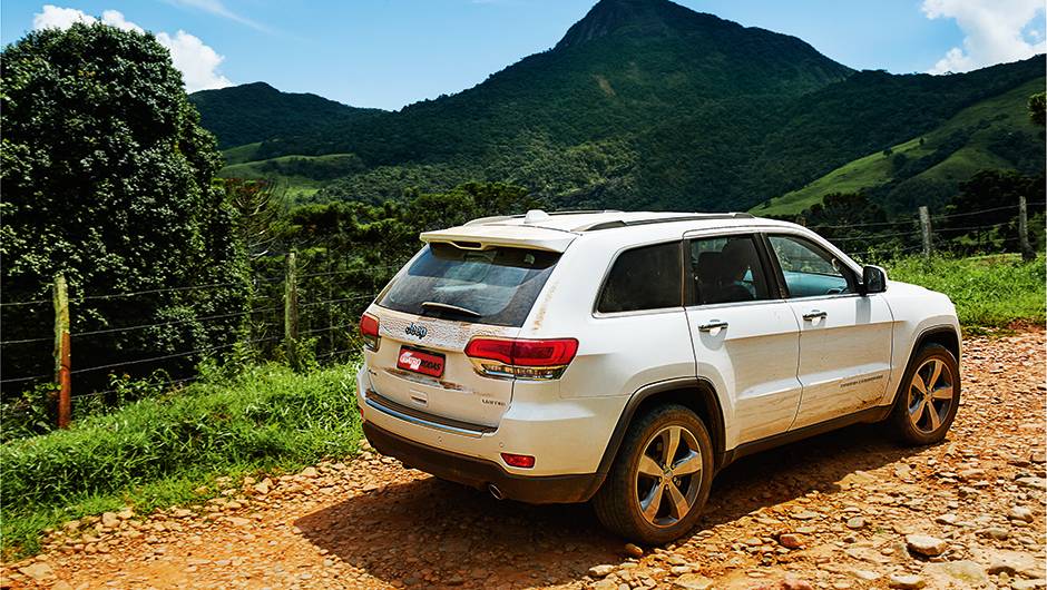 Boa tra&ccedil;&atilde;o mesmo ao desfilar suas 2,2 toneladas sobre pedras soltas | <a href="https://beta-develop.quatrorodas.abril.com.br/carros/impressoes/jeep-grand-cherokee-limited-v6-3-6-774608.shtml" rel="migration">Leia mais</a>