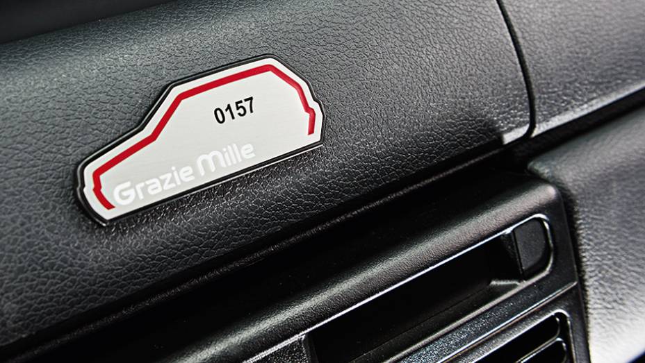 Placa no painel tem o número de série gravado | <a href="https://beta-develop.quatrorodas.abril.com.br/carros/impressoes/fiat-grazie-mille-774026.shtml" rel="migration">Leia mais</a> Placa no painel tem o número de série gravado | <a href="https://beta-develop.quatrorodas.abril.com.br/carros/impressoes/fiat-grazie-mille-774026.shtml" rel="migration">Leia mais</a>