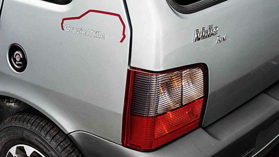 Adesivo na lateral tem o nome da versão | <a href="https://beta-develop.quatrorodas.abril.com.br/carros/impressoes/fiat-grazie-mille-774026.shtml" rel="migration">Leia mais</a> Adesivo na lateral tem o nome da versão | <a href="https://beta-develop.quatrorodas.abril.com.br/carros/impressoes/fiat-grazie-mille-774026.shtml" rel="migration">Leia mais</a>