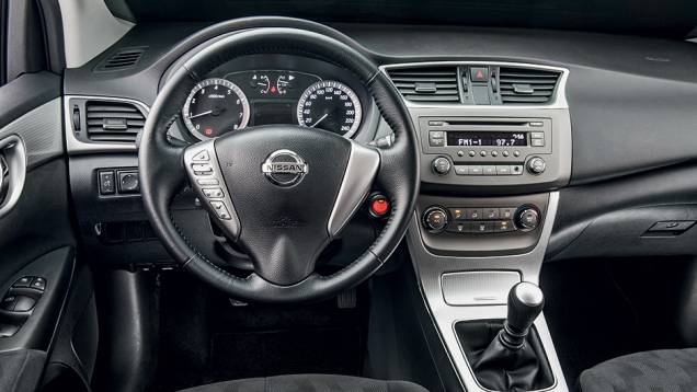 Sem tela colorida, painel central ficou esvaziado | <a href="https://beta-develop.quatrorodas.abril.com.br/carros/impressoes/nissan-sentra-2-0-s-774056.shtml" rel="migration">Leia mais</a> Sem tela colorida, painel central ficou esvaziado | <a href="https://beta-develop.quatrorodas.abril.com.br/carros/impressoes/nissan-sentra-2-0-s-774056.shtml" rel="migration">Leia mais</a>