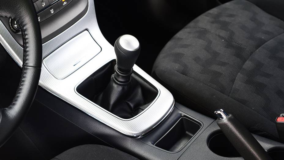 O c&acirc;mbio com engates precisos e acabamento agrad&aacute;vel em veludo nos bancos | <a href="https://beta-develop.quatrorodas.abril.com.br/carros/impressoes/nissan-sentra-2-0-s-774056.shtml" rel="migration">Leia mais</a>