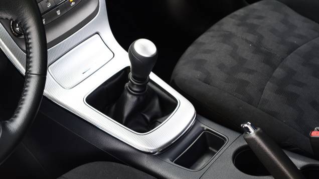 O câmbio com engates precisos e acabamento agradável em veludo nos bancos | <a href="https://beta-develop.quatrorodas.abril.com.br/carros/impressoes/nissan-sentra-2-0-s-774056.shtml" rel="migration">Leia mais</a> O câmbio com engates precisos e acabamento agradável em veludo nos bancos | <a href="https://beta-develop.quatrorodas.abril.com.br/carros/impressoes/nissan-sentra-2-0-s-774056.shtml" rel="migration">Leia mais</a>
