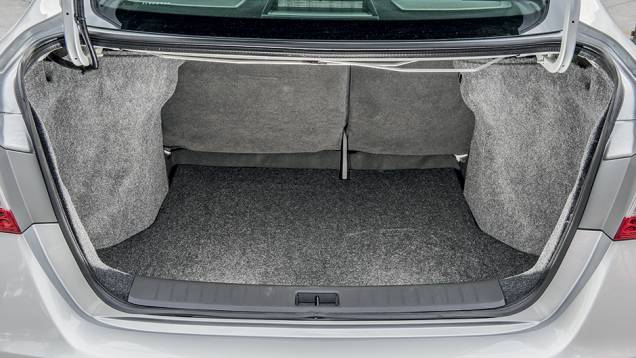 Porta-malas: bom acesso e 503 litros de capacidade | <a href="https://beta-develop.quatrorodas.abril.com.br/carros/impressoes/nissan-sentra-2-0-s-774056.shtml" rel="migration">Leia mais</a> Porta-malas: bom acesso e 503 litros de capacidade | <a href="https://beta-develop.quatrorodas.abril.com.br/carros/impressoes/nissan-sentra-2-0-s-774056.shtml" rel="migration">Leia mais</a>