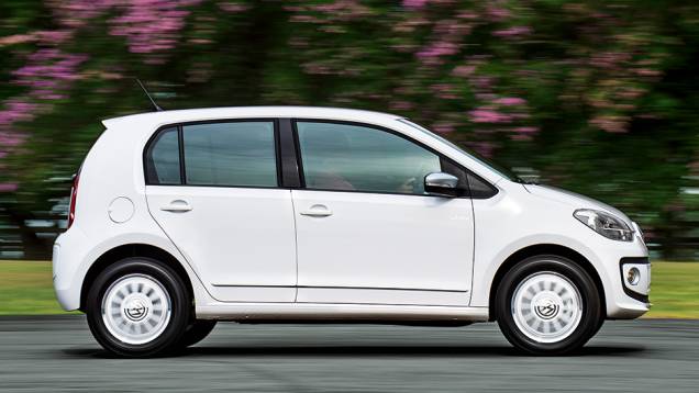 O Up! brasileiro &eacute; 6,5 cm maior que o alem&atilde;o, na traseira | <a href="https://beta-develop.quatrorodas.abril.com.br/carros/testes/volkswagen-up-773936.shtml" rel="migration">Leia mais</a>