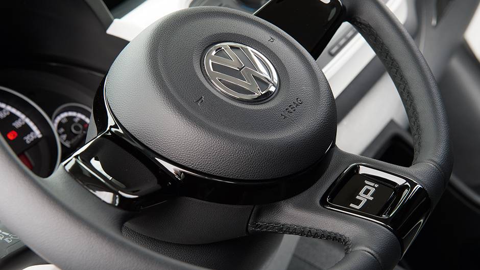 Volante tem detalhes em preto brilhante | <a href="https://beta-develop.quatrorodas.abril.com.br/carros/testes/volkswagen-up-773936.shtml" rel="migration">Leia mais</a> Volante tem detalhes em preto brilhante | <a href="https://beta-develop.quatrorodas.abril.com.br/carros/testes/volkswagen-up-773936.shtml" rel="migration">Leia mais</a>