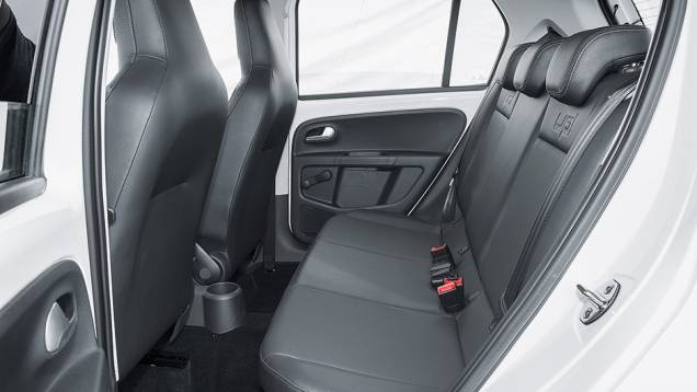 Atr&aacute;s, a altura &eacute; boa, mas lateralmente o espa&ccedil;o &eacute; apertado para tr&ecirc;s. Imita&ccedil;&atilde;o de couro &eacute; opcional | <a href="https://beta-develop.quatrorodas.abril.com.br/carros/testes/volkswagen-up-773936.shtml" rel="migration">Leia mais</a>