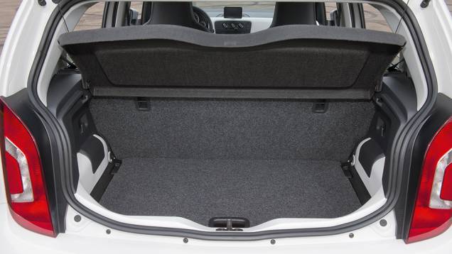 Capacidade do porta-malas &eacute; de 285 litros, | <a href="https://beta-develop.quatrorodas.abril.com.br/carros/testes/volkswagen-up-773936.shtml" rel="migration">Leia mais</a>