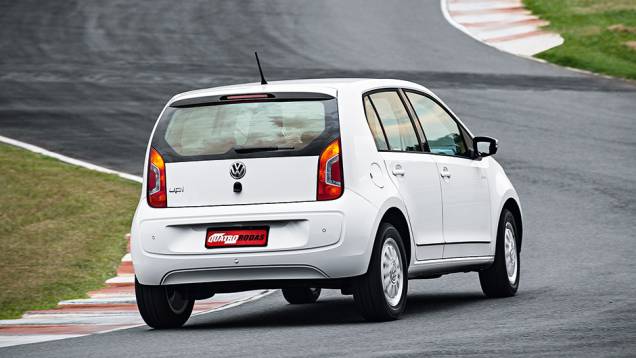 O porta-malas tem tampa com fechadura el&eacute;trica | <a href="https://beta-develop.quatrorodas.abril.com.br/carros/testes/volkswagen-up-773936.shtml" rel="migration">Leia mais</a>