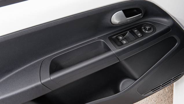Controles de vidros ficam nas portas | <a href="https://beta-develop.quatrorodas.abril.com.br/carros/testes/volkswagen-up-773936.shtml" rel="migration">Leia mais</a>